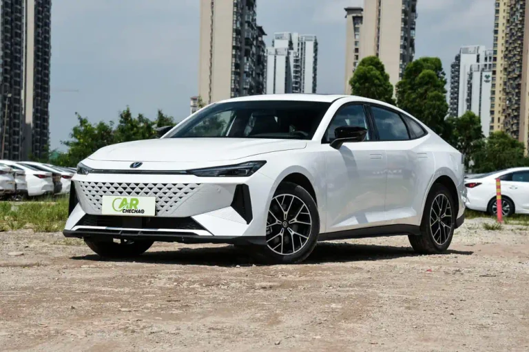 new-car-2024-Changan-UNI-V-iDD-PHEV-1.5L-136km-Intelligent-Fun-White-Exterior- front-left-angle